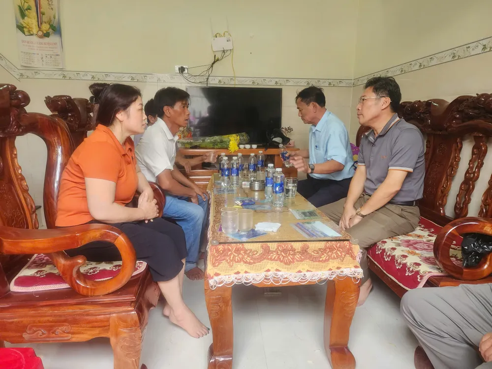 3 người dân được cứu sống sau 2 ngày lênh đênh trên biển đã trở về đặc khu Lý Sơn ảnh 4 Thăm hỏi gia đình 3 người dân trôi dạt trên biển