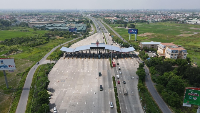 Trạm thu phí trên cao tốc Pháp Vân - Cầu Giẽ (Hà Nội) thông thoáng trong ngày đầu triển khai thu phí không dừng. Ảnh: Ngọc Thành