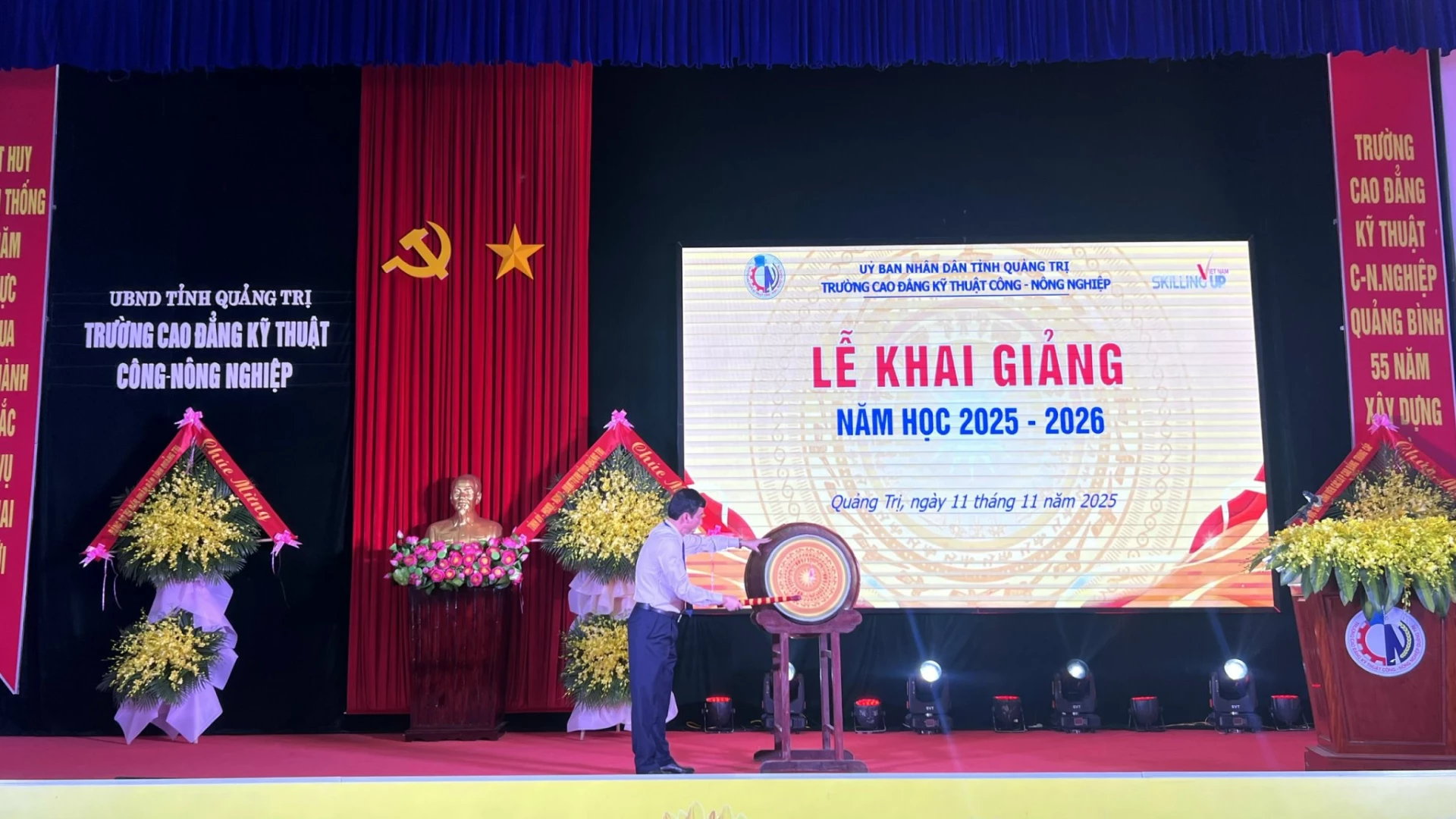 Th.S Đào Hoài Linh - Bí thư Đảng ủy, Hiệu trưởng Trường Cao đẳng Kỹ thuật Công -  Nông nghiệp Quảng Trị đánh trống khai giảng năm học 2025 – 2026