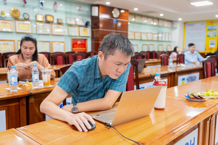 Giảng viên Khoa Tài chính 9 Giảng viên Khoa Tài chính - Thương mại cập nhật xu hướng ứng dụng AI trong nghiên cứu khoa học lĩnh vực kinh tế 113