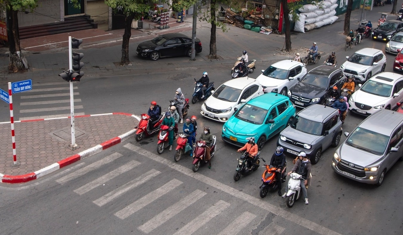 Quy định mới về việc sử dụng điện thoại khi dừng đèn đỏ bị phạt không, người tham gia giao thông cần phải lưu ý gì? 1 dung-den-do-1.jpg