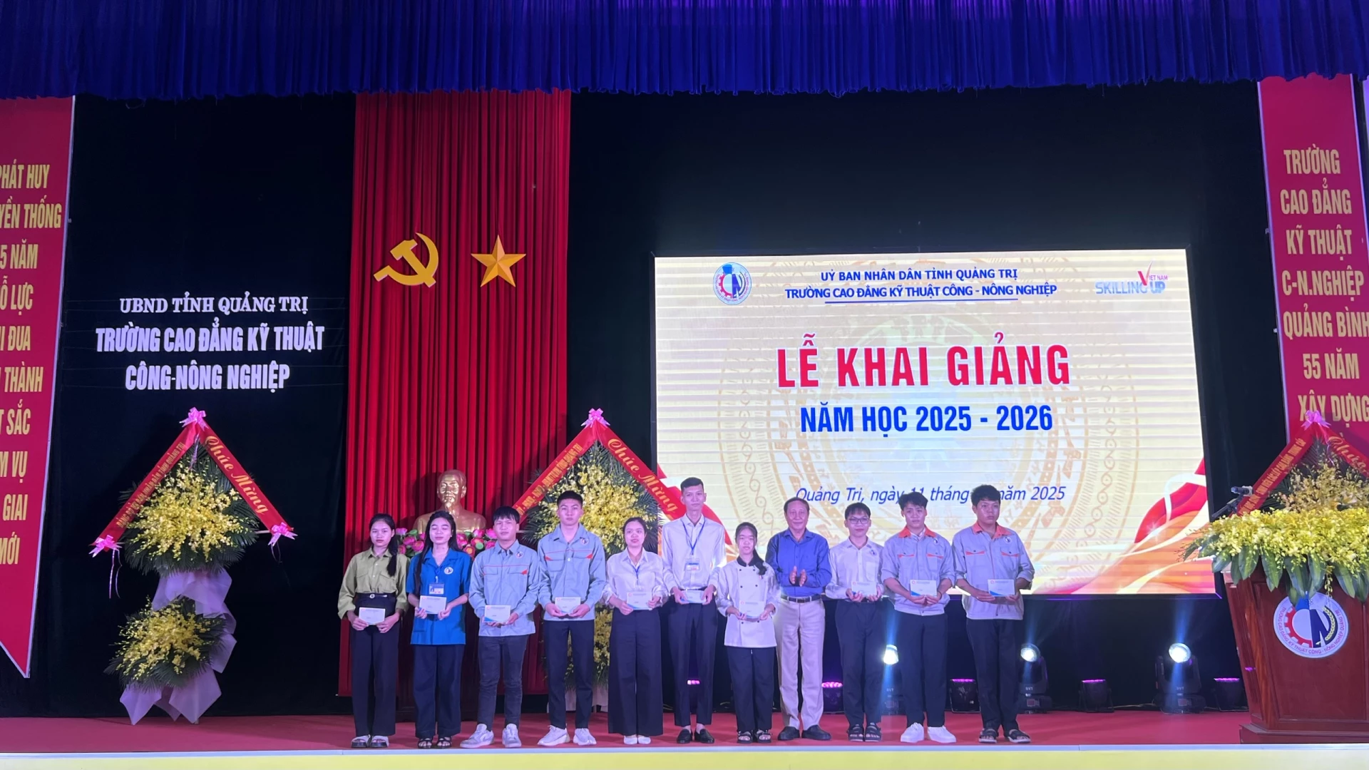 Lãnh đạo Hội Khuyến học tỉnh trao tặng nhiều suất học bổng cho HSSV gặp hoàn cảnh khó khăn đạt kết quả cao trong học tập