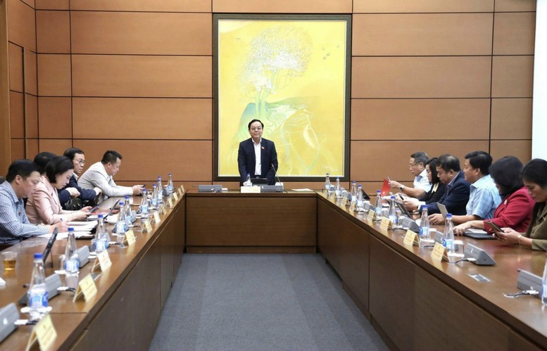 Các đại biểu Quốc hội thảo luận tại tổ về các dự án luật