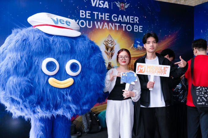 Các cổ động viên check-in cùng mascot Vee của thương hiệu. Ảnh: MCCM