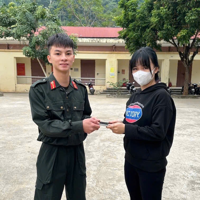 Chiến sĩ Cảnh sát cơ động trả lại tài sản cho người đánh rơi 1 IMG 0385
