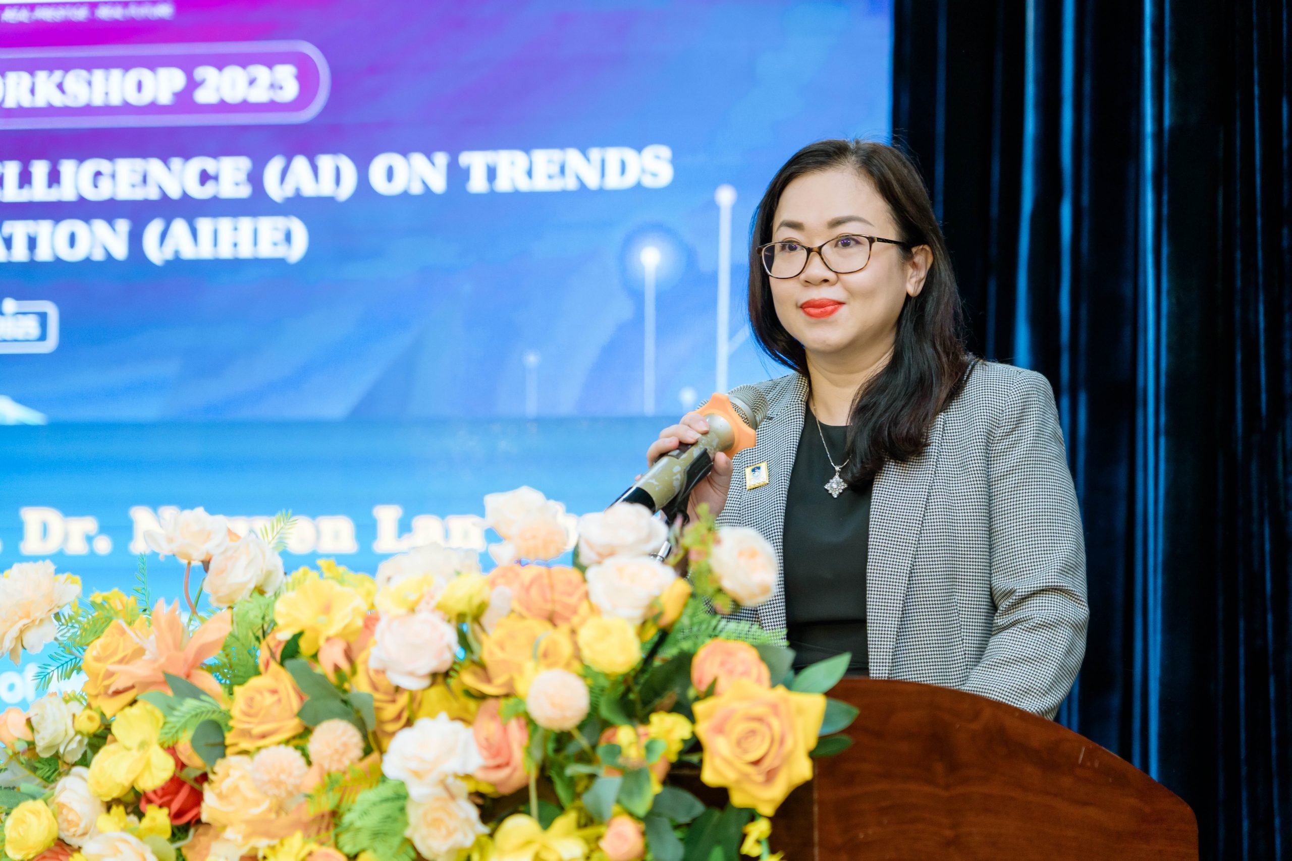 PGS.TS Nguyen Lan Phuong Pho Hieu truong NTTU chia se tai workshop AI nhan manh NTTU cung co huong d