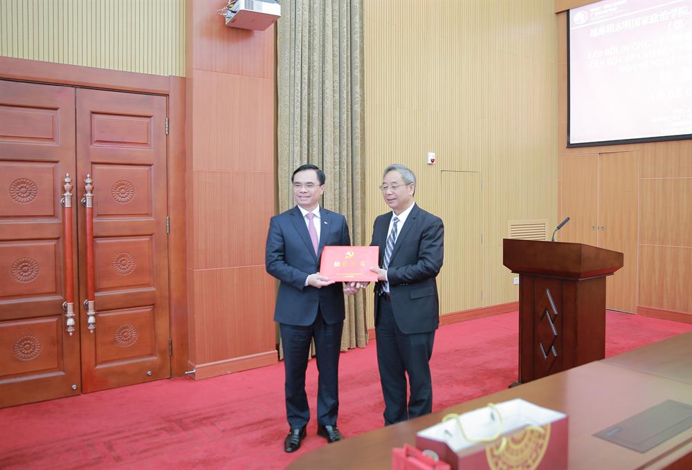 Đoàn cán bộ lãnh đạo Học viện, các ban, bộ, ngành, cơ quan Trung ương và địa phương Việt Nam tham gia Chương trình bồi dưỡng Trí tuệ nhân tạo tại Quảng Tây, Trung Quốc 4 POW 2971.JPG&w=1000&mode=none