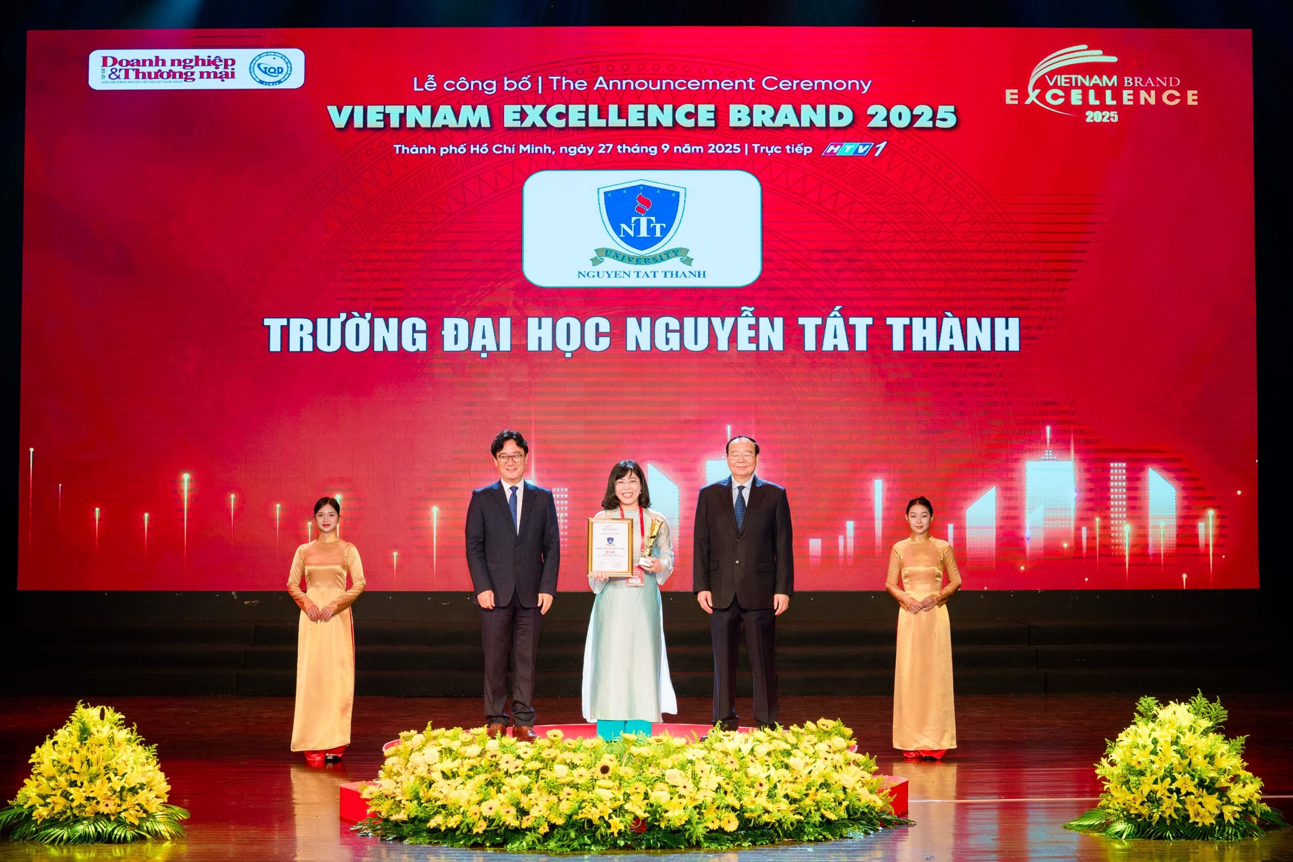 TS. Tran Ai Cam Hieu truong Nha truong dai dien NTTU nhan giai thuong TOP 10 Truong DH dan dau chuye