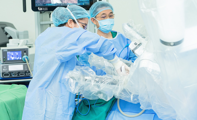 Ai có thể mổ u lồng ngực bằng robot? 1 Bác sĩ thực hiện ca mổ cắt u phổi có sự hỗ trợ của robot. Ảnh: Thanh Luận