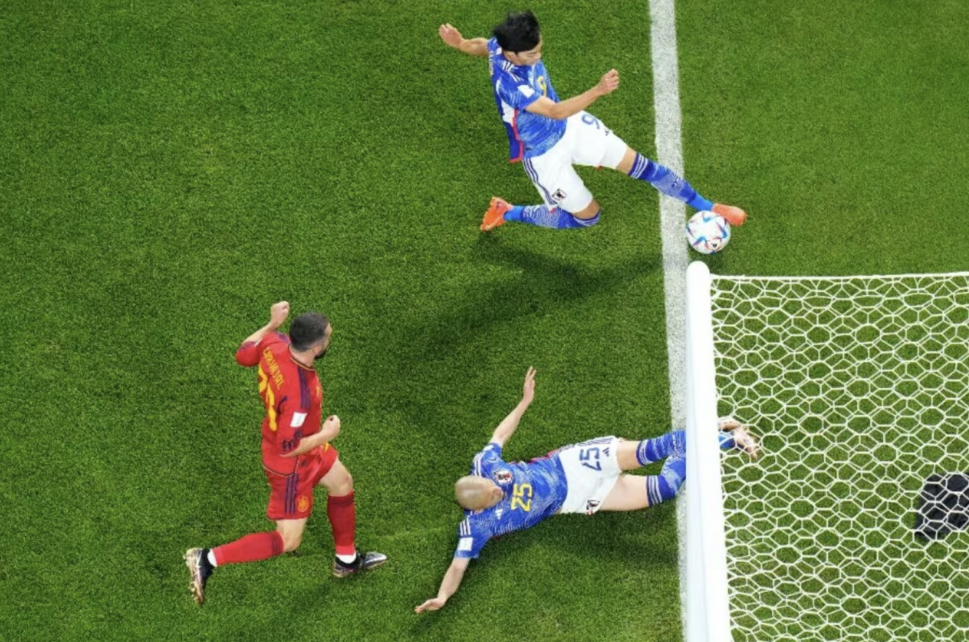 Tình huống bóng nhạy cảm ở trận Nhật Bản gặp Tây Ban Nha tại World Cup 2022 được xác định bóng trong sân nhờ công nghệ Hawk-Eye.