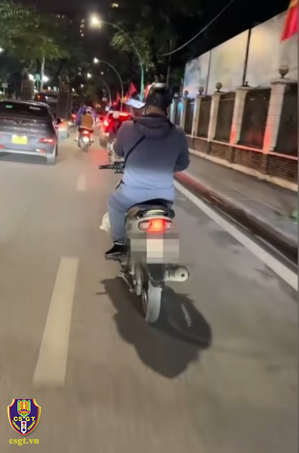 Sử dụng điện thoại trong khi đang điều khiển xe mô tô, nam thanh niên bị xử phạt từ tin báo phản ánh của người dân | 1 a1