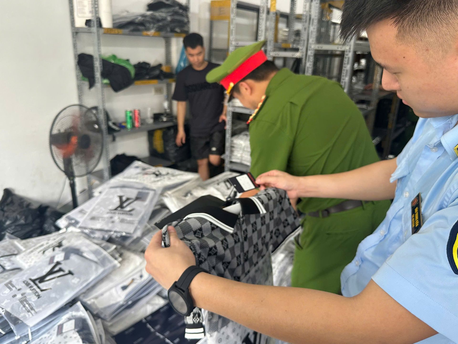 gây ra những tổn thất vô cùng lớn cho hệ thống doanh nghiệp, khiến quyền lợi người tiêu dùng bị xâm hại nghiêm trọng…