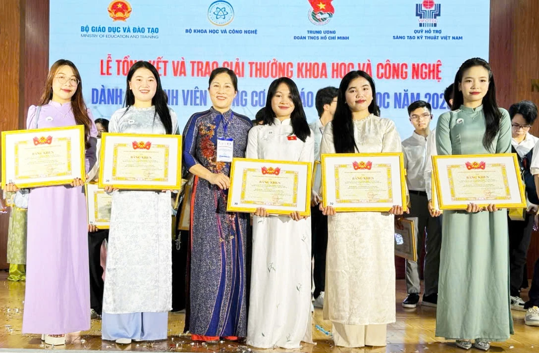 Các sinh viên trong nhóm nghiên cứu của Trường đại học Quảng Bình và giảng viên hướng dẫn tại lễ tổng kết, trao giải.