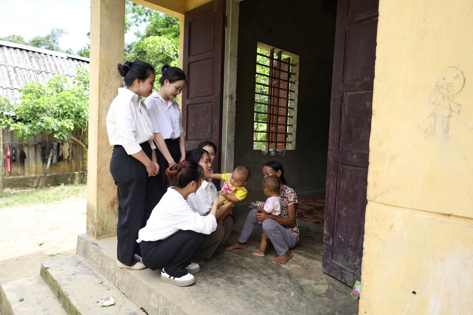 Khoa học mở lối, sinh viên bứt phá 1 Nhóm sinh viên Trường đại học Quảng Bình đi thực tế triển khai đề tài nghiên cứu khoa học - Ảnh: M.N