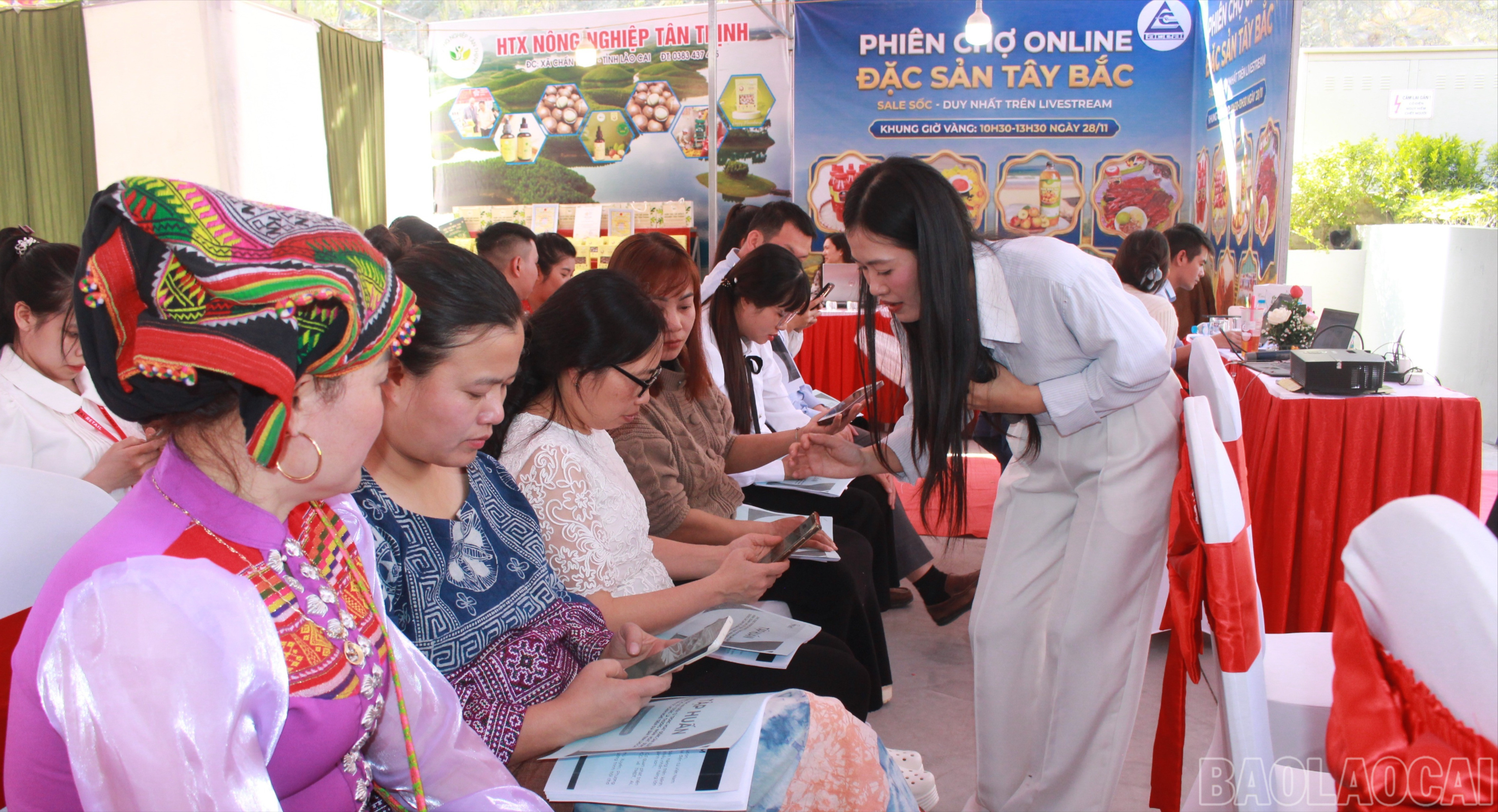 Tập huấn chuyên sâu về ứng dụng thương mại điện tử 1 baolaocai-br_br-img-3203.jpg