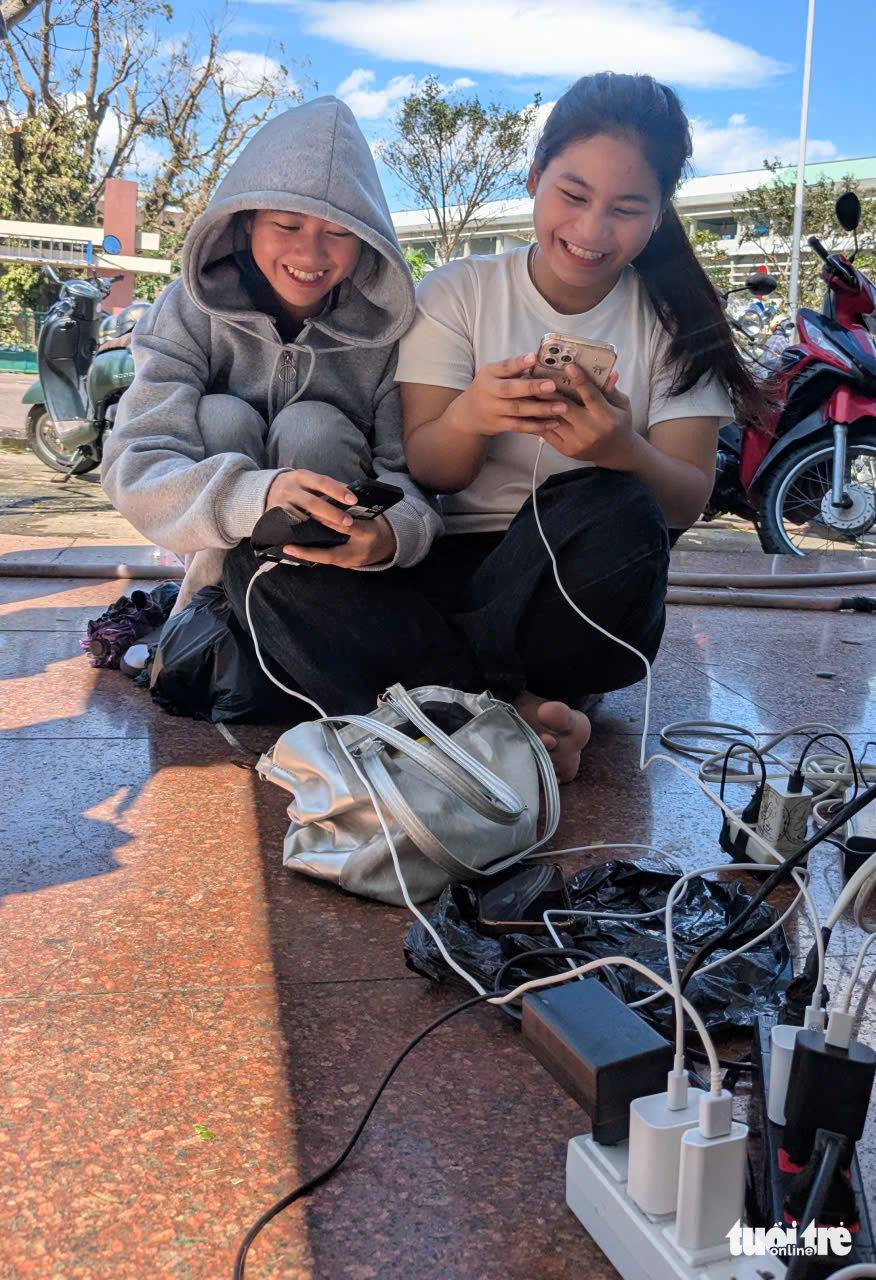 Người dân Quy Nhơn ùn ùn đến khách sạn sạc nhờ điện thoại sau bão- Ảnh 3. Người dân Quy Nhơn ùn ùn đến khách sạn sạc nhờ điện thoại sau bão - Ảnh 3.