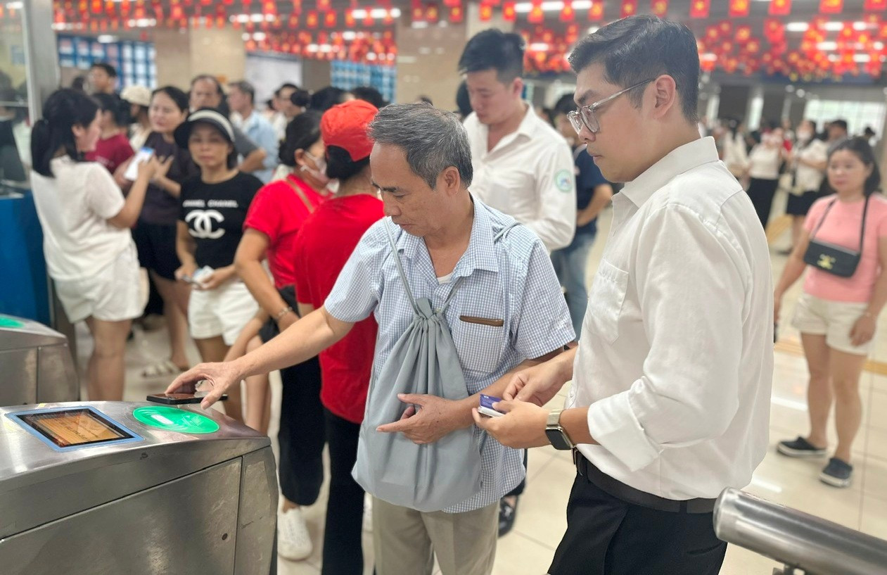 Dừng bán vé tháng, vé ngày trên tàu điện Cát Linh - Hà Đông từ ngày 10/11- Ảnh 1. Dừng bán vé tháng, vé ngày trên tàu điện Cát Linh - Hà Đông từ ngày 10/11- Ảnh 1.