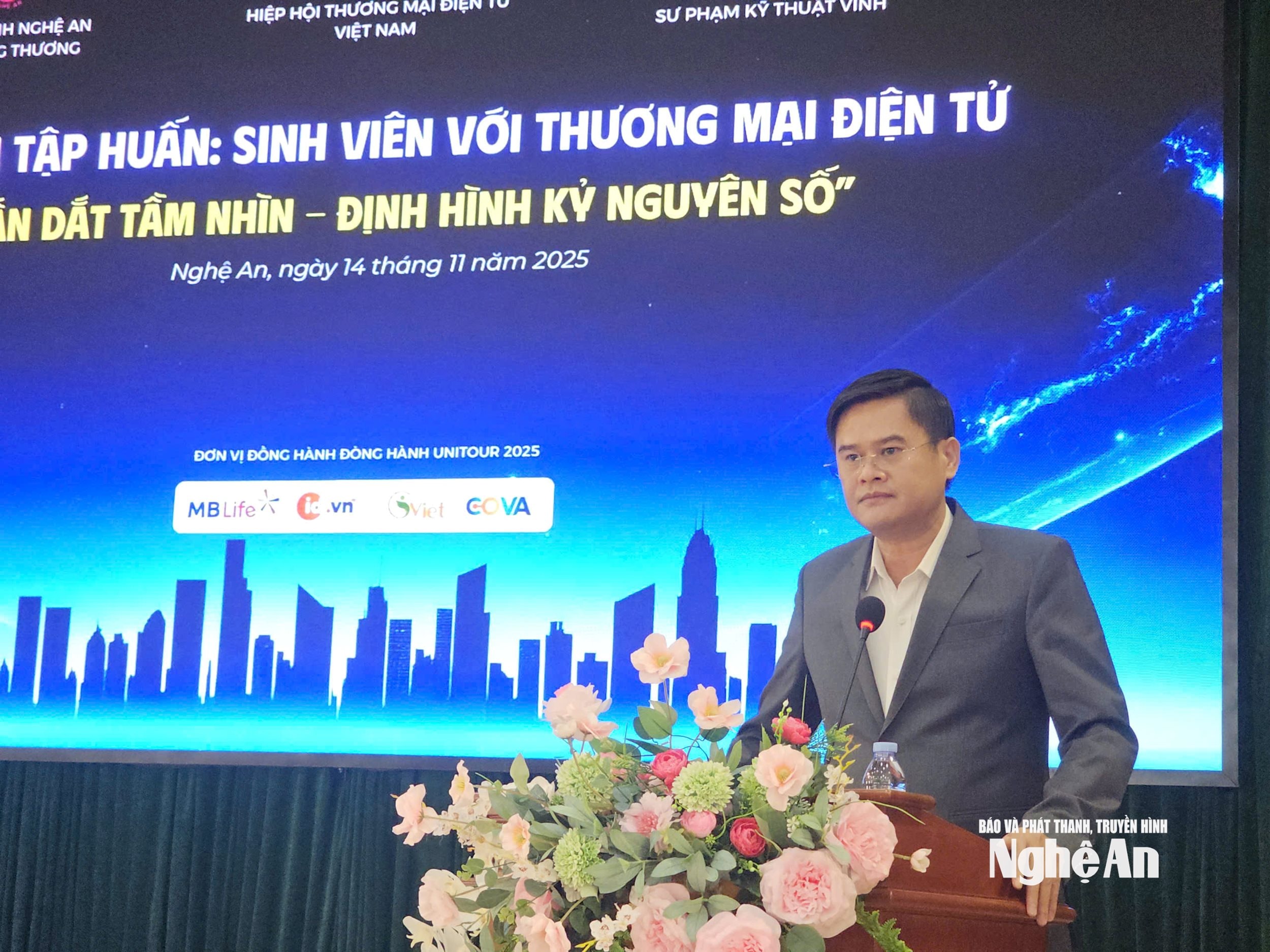 Hơn 300 sinh viên tham gia hội nghị tập huấn thương mại điện tử tại Trường ĐHSPKT Vinh 1 c2.jpg