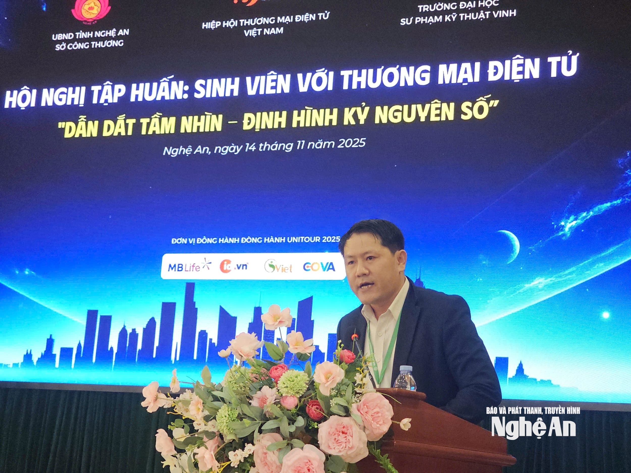 Hơn 300 sinh viên tham gia hội nghị tập huấn thương mại điện tử tại Trường ĐHSPKT Vinh 2 c3.jpg