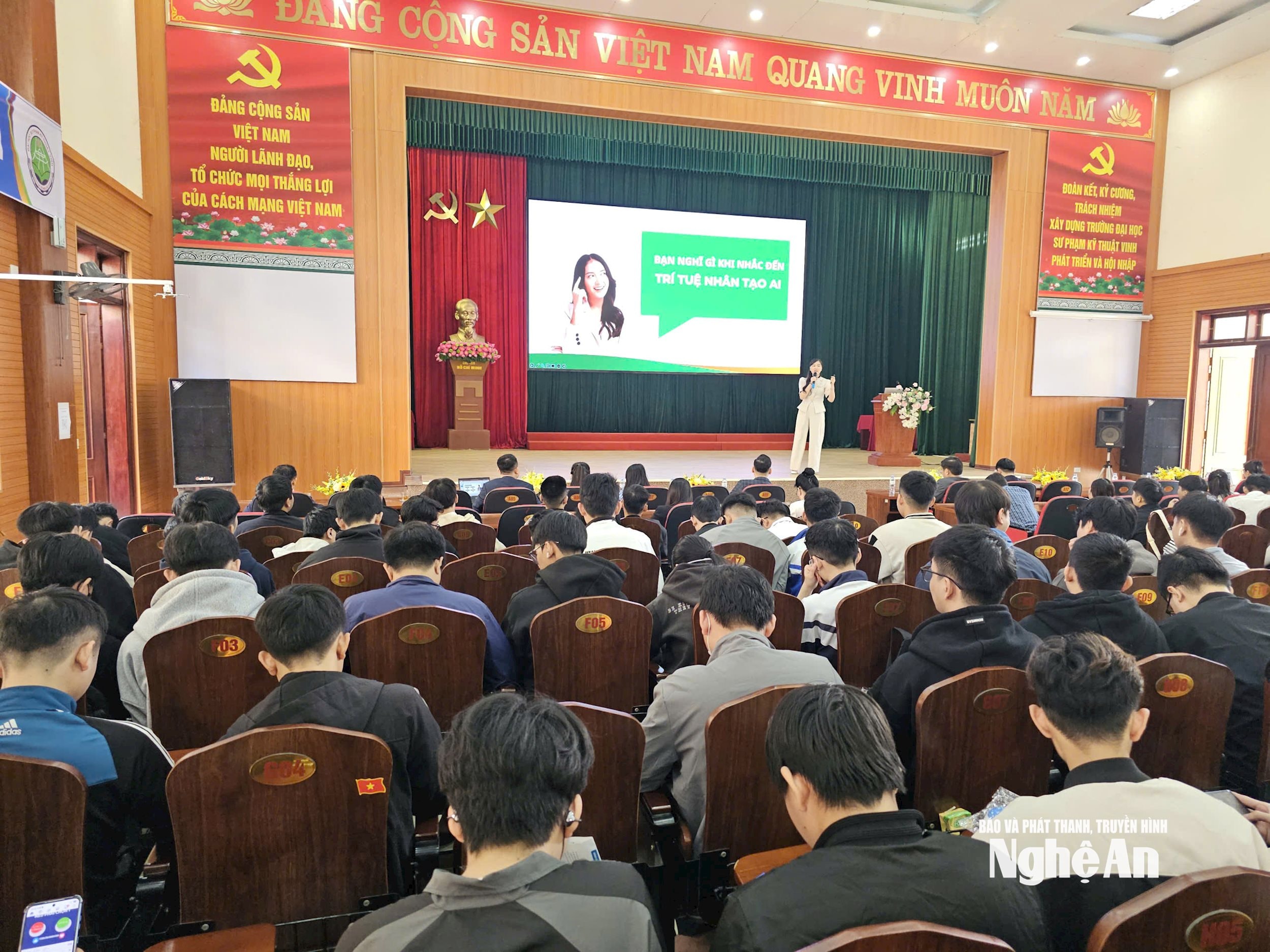 Hơn 300 sinh viên tham gia hội nghị tập huấn thương mại điện tử tại Trường ĐHSPKT Vinh 3 c5.jpg