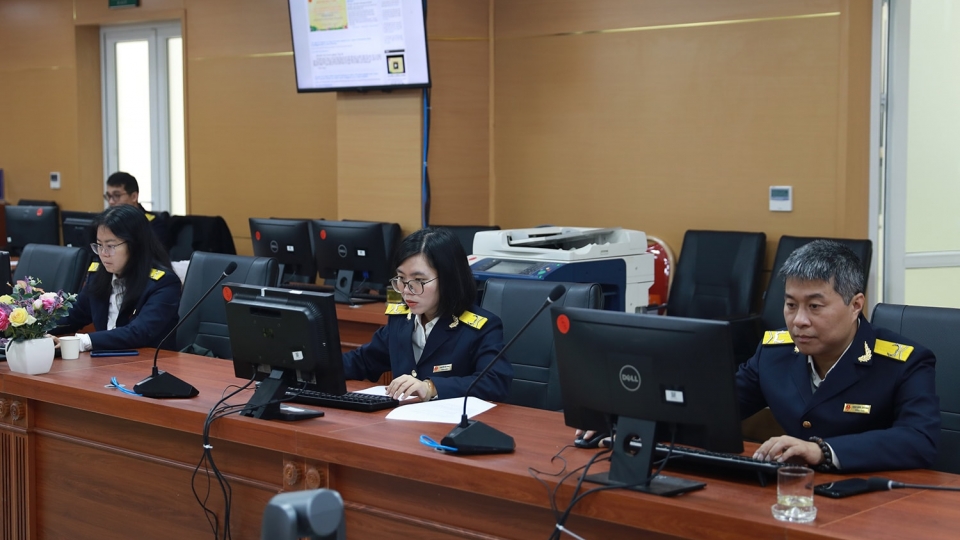 Sàn thương mại điện tử ngoại chiếm 90% thị phần, đại biểu lo khó kiểm soát 2 can_bo_chi_cuc_thue_khu_vuc_i_ho_tro_truc_tuyen_giai_quyet_cac_thu_tuc_ve_thue_cho_nguoi_dan._.jpg