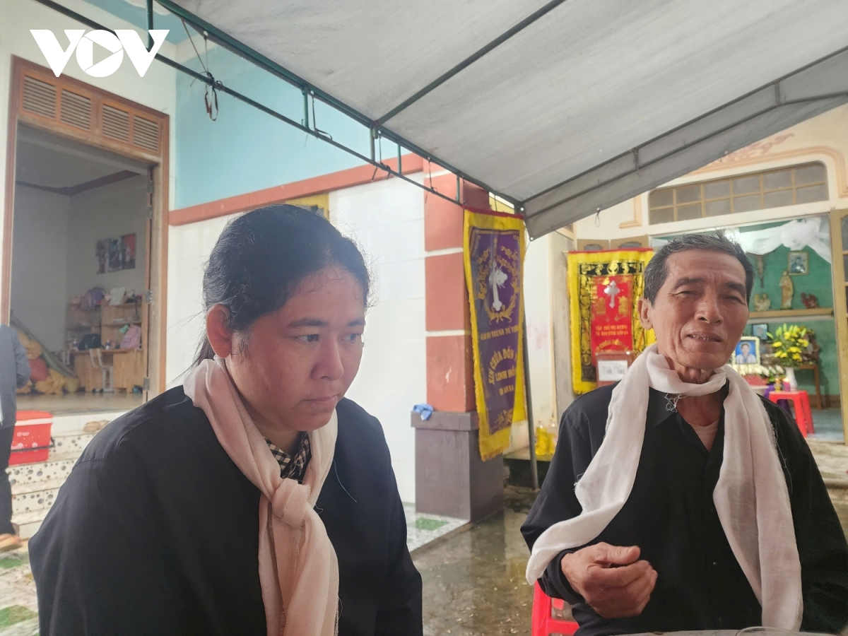 tim duoc chau be bi lu cuon troi nguoi me mat ca 3 con vi tai nan duoi nuoc hinh anh 1