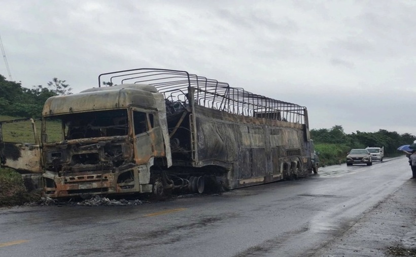 Hiện trường vụ ô tô chở 128 xe máy bất ngờ bốc cháy trơ khung 1 Chiếc xe tải cháy trơ khung. (Ảnh: Người lao động)