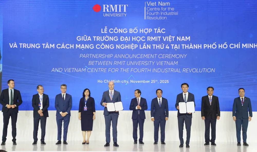 Lãnh đạo Chính phủ, TP.HCM chứng kiến lễ công bố hợp tác. Ảnh: THUẬN VĂN công nghệ AI 1.JPG