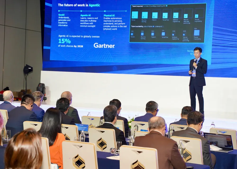 Lãnh đạo Tập đoàn công nghệ CMC chia sẻ thông tin tại tọa đàm. Ảnh: THUẬN VĂN công nghệ AI.jpg