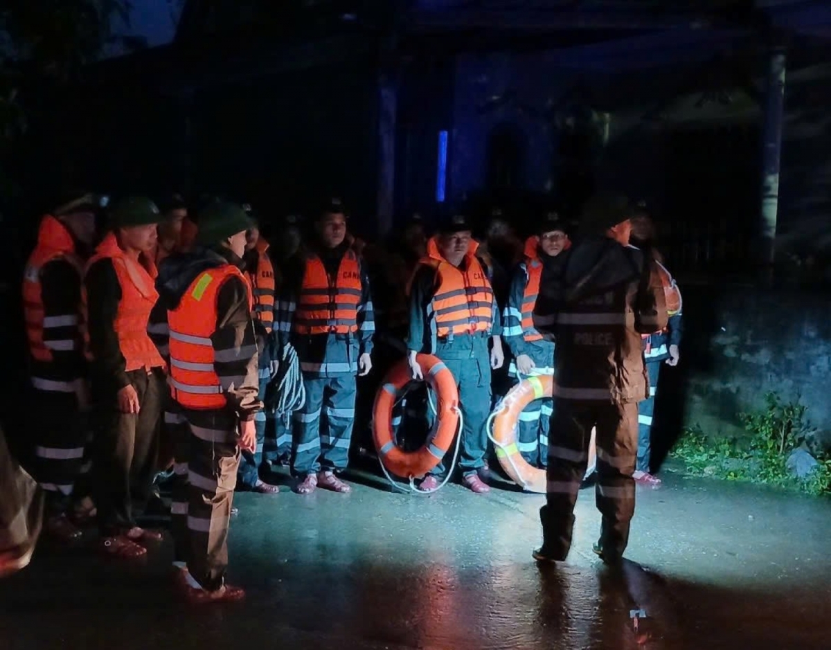 tim duoc chau be bi lu cuon troi nguoi me mat ca 3 con vi tai nan duoi nuoc hinh anh 2