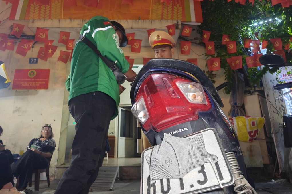 Hàng trăm lái xe che biển số, dùng điện thoại bị CSGT xử lý trong đêm - 2