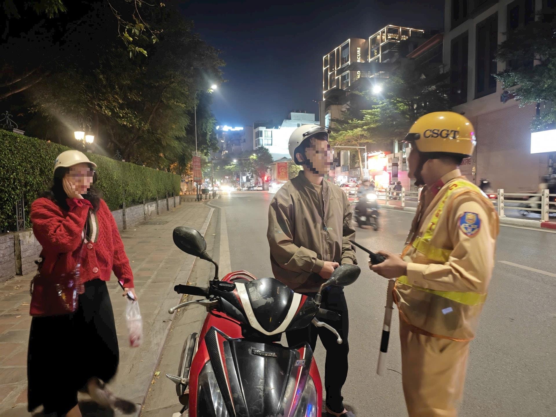 “Xuyên đêm” xử lý 42 trường hợp người đang đi mô tô sử dụng điện thoại 4 csgt2.jpg
