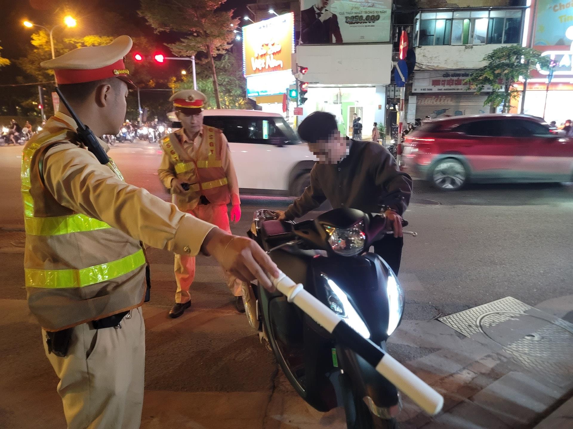 “Xuyên đêm” xử lý 42 trường hợp người đang đi mô tô sử dụng điện thoại 1 csgt3.jpg