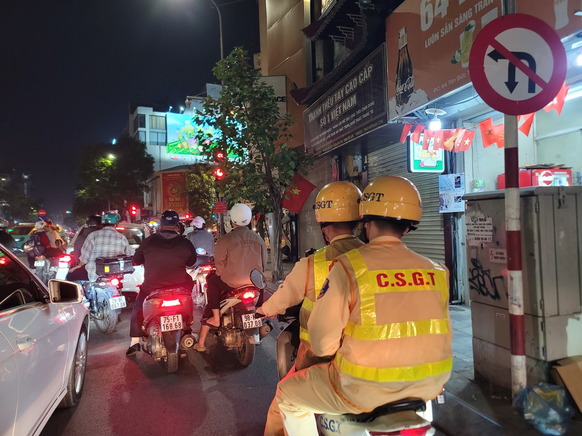 “Xuyên đêm” xử lý 42 trường hợp người đang đi mô tô sử dụng điện thoại 3 csgt4.jpg