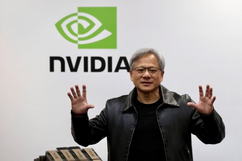CEO Nvidia Jensen Huang cho rằng thách thức không phải là AI tự động thay thế con người, mà là khoảng cách kỹ năng giữa những lao động nắm bắt được công nghệ mới và những người chậm thích nghi. Ảnh: 