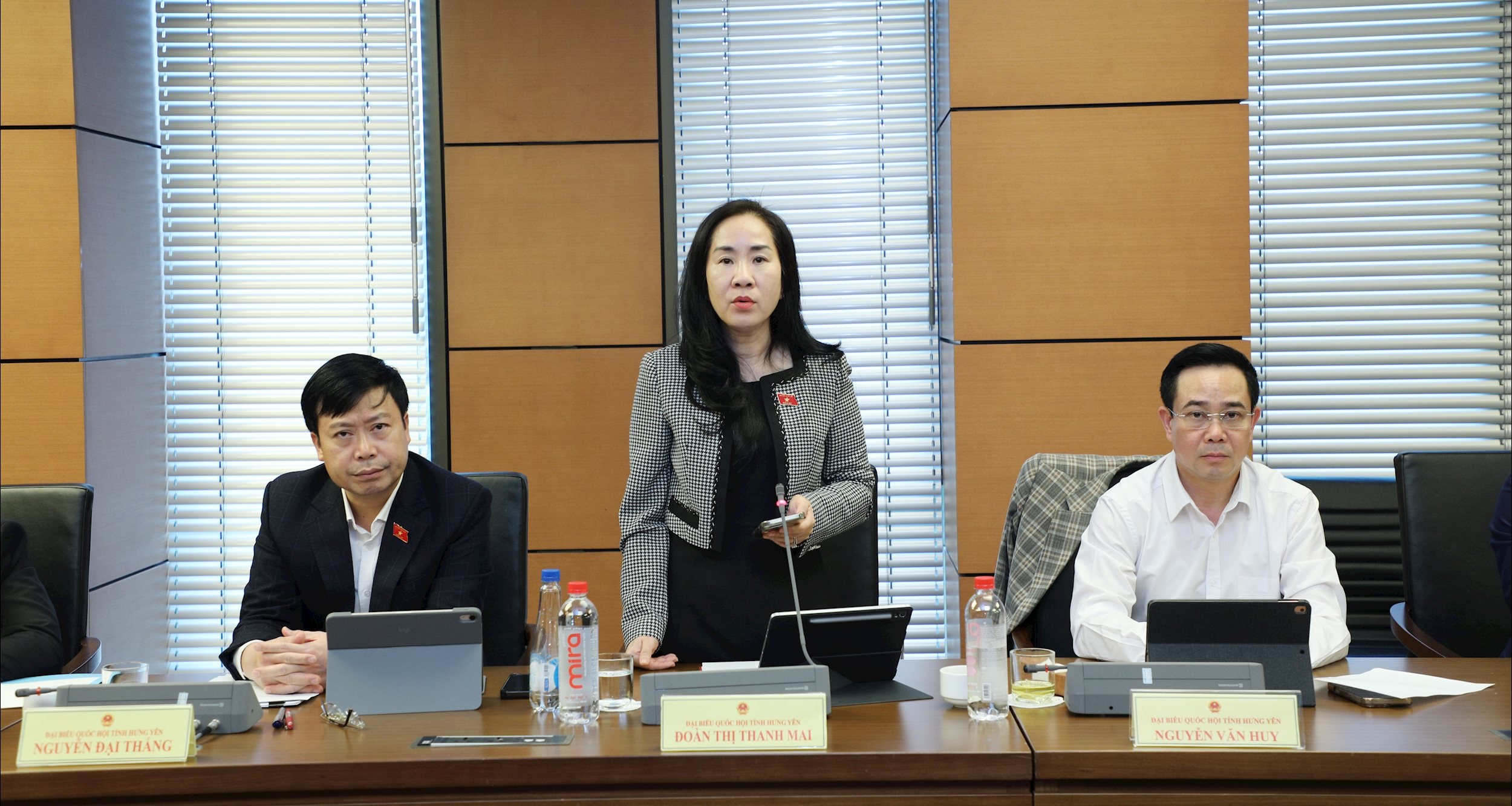 ĐBQH Đoàn Thị Thanh Mai (Hưng Yên) thảo luận tại tổ