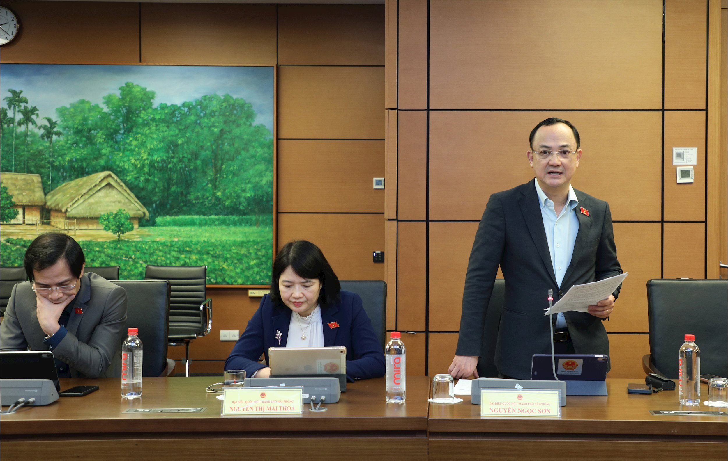 ĐBQH Nguyễn Ngọc Sơn (TP. Hải Phòng) thảo luận tại tổ