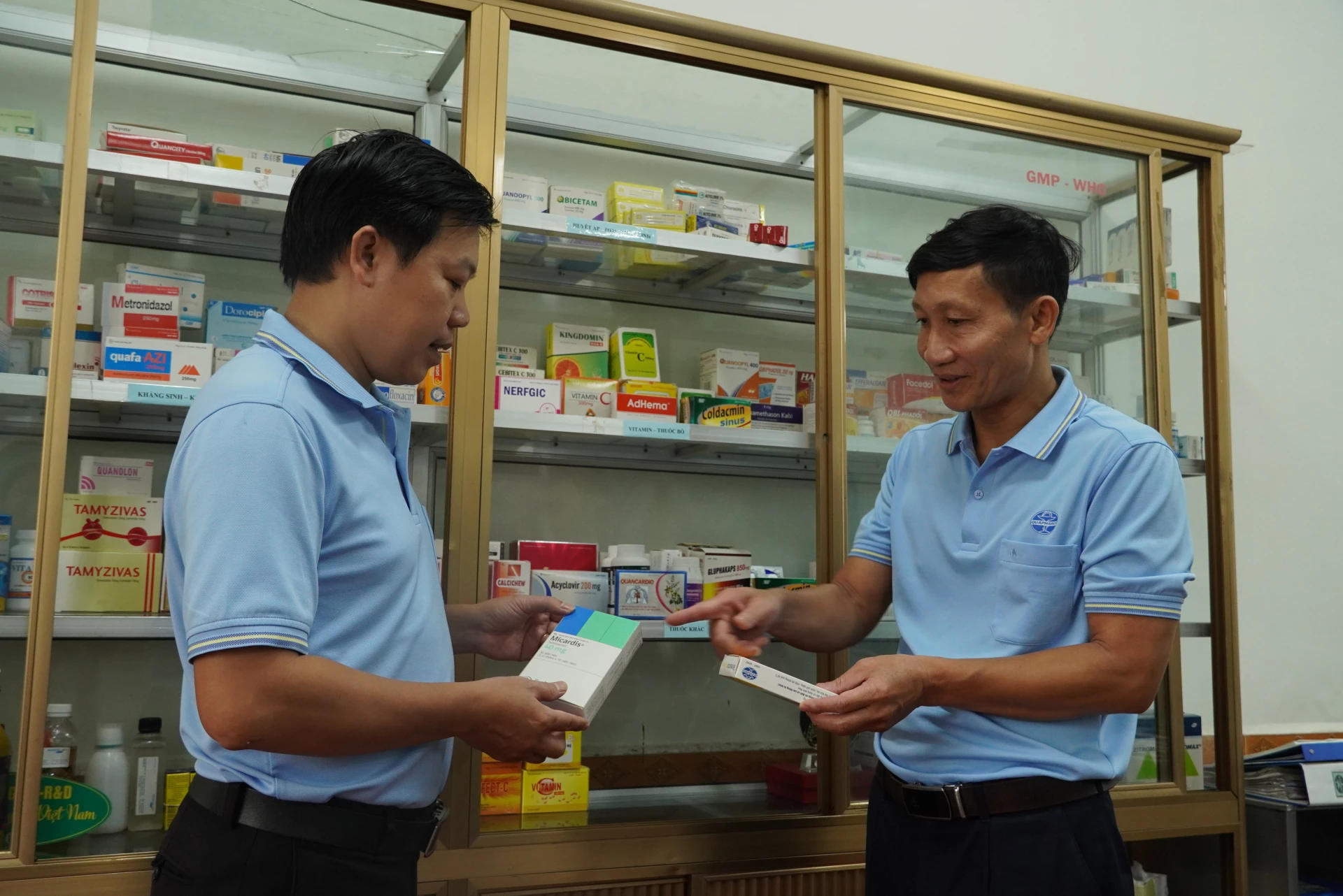 Miệt mài sáng tạo vì sức khỏe cộng đồng 2 Dược sĩ Phạm Thanh Hương (bên phải) là người truyền cảm hứng, khơi dậy đam mê nghiên cứu khoa học, kỹ thuật cho đồng nghiệp - Ảnh: H.L