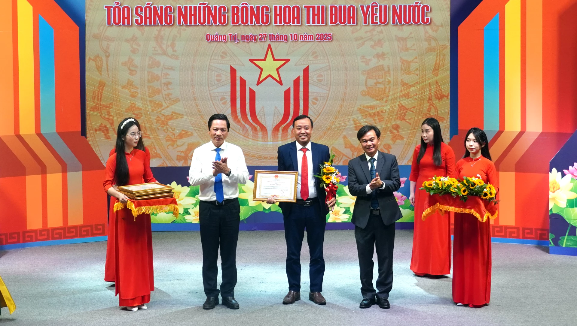 Các đồng chí lãnh đạo tỉnh trao bằng khen của Chủ tịch UBND tỉnh cho ông Lê Thanh Triển, Giám đốc HTX Sản xuất, kinh doanh thương mại đũa gỗ Quảng Thủy tại chương trình giao lưu điển hình thi đua tiên tiến, Đại hội Thi đua yêu nước tỉnh Quảng Trị lần thứ I, giai đoạn 2025-2030 - Ảnh: N.M