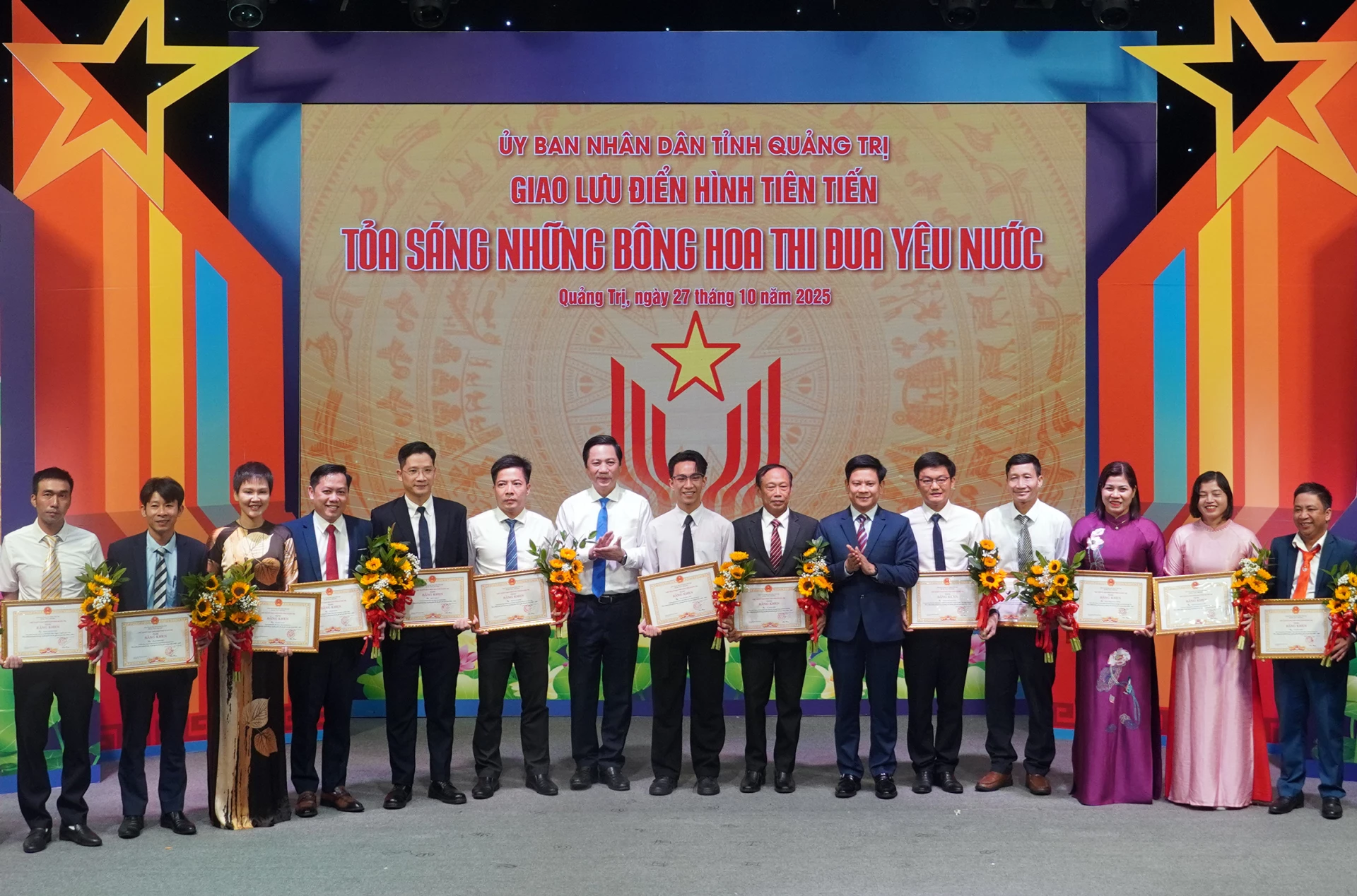 Miệt mài sáng tạo vì sức khỏe cộng đồng 1 Dược sĩ Phạm Thanh Hương (thứ 4 từ phải sang) được vinh danh vì đã có thành tích xuất sắc trong các phong trào thi đua yêu nước giai đoạn 2020-2025 - Ảnh: N.M