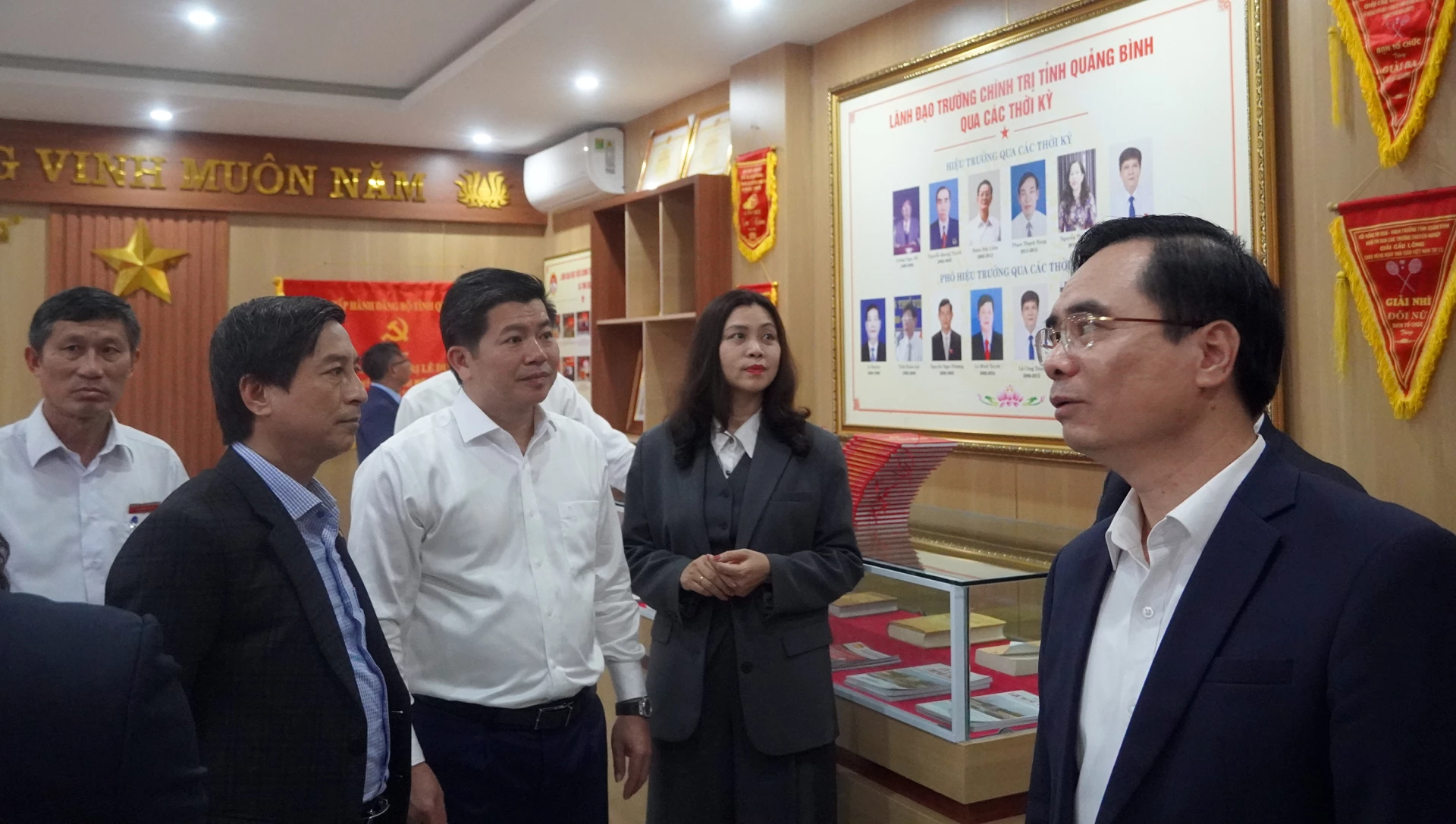 Các đại biểu khảo sát cơ sở vật chất Trường Chính trị Lê Duẩn - Ảnh: N.M