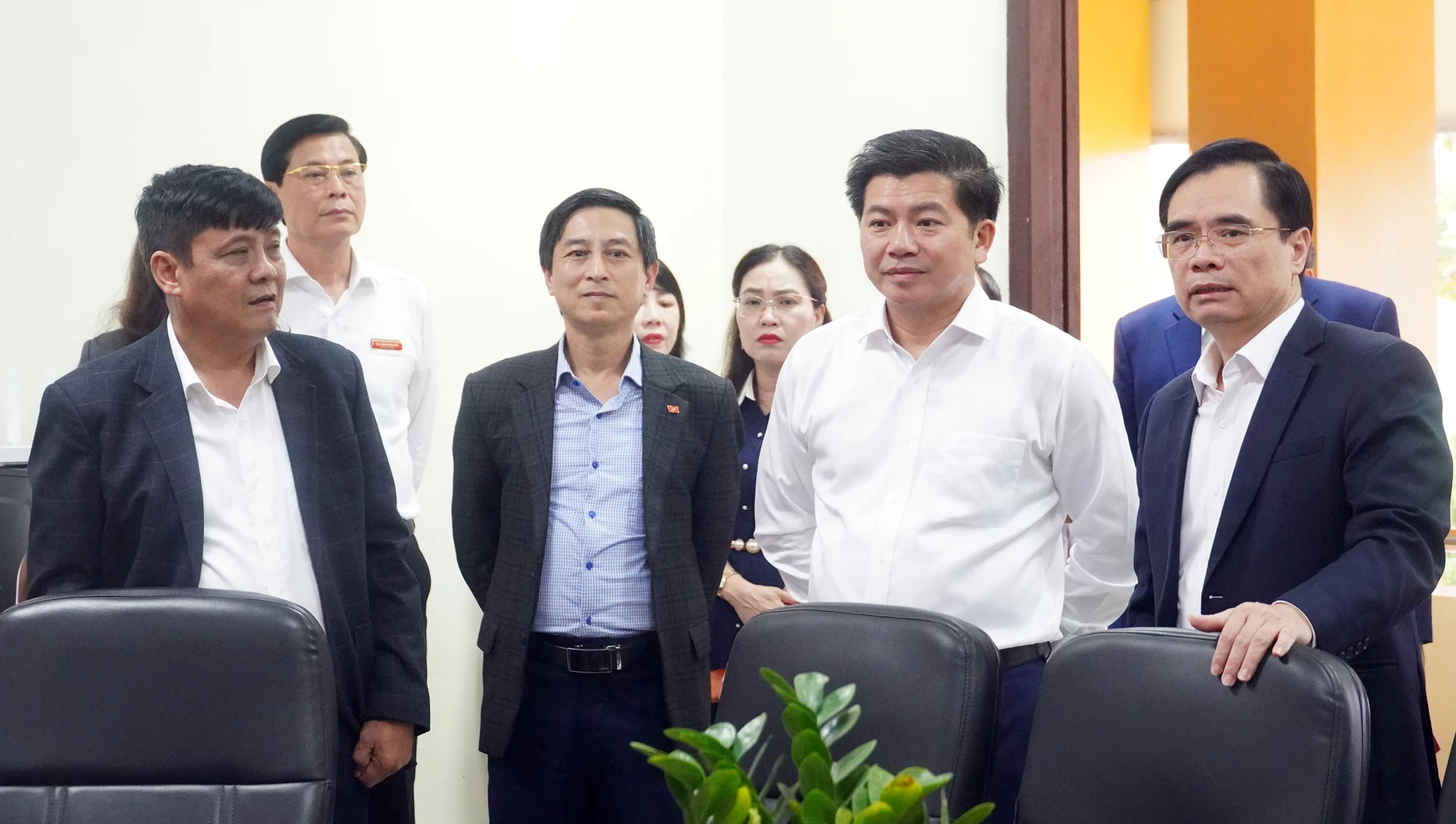 Các đại biểu khảo sát cơ sở vật chất Trường Chính trị Lê Duẩn - Ảnh: N.M