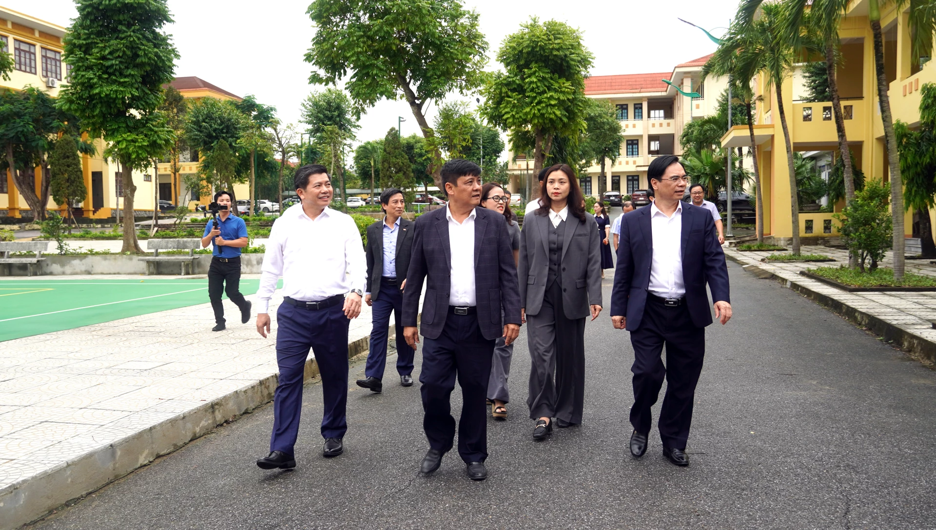 Các đại biểu khảo sát cơ sở vật chất Trường Chính trị Lê Duẩn - Ảnh: N.M