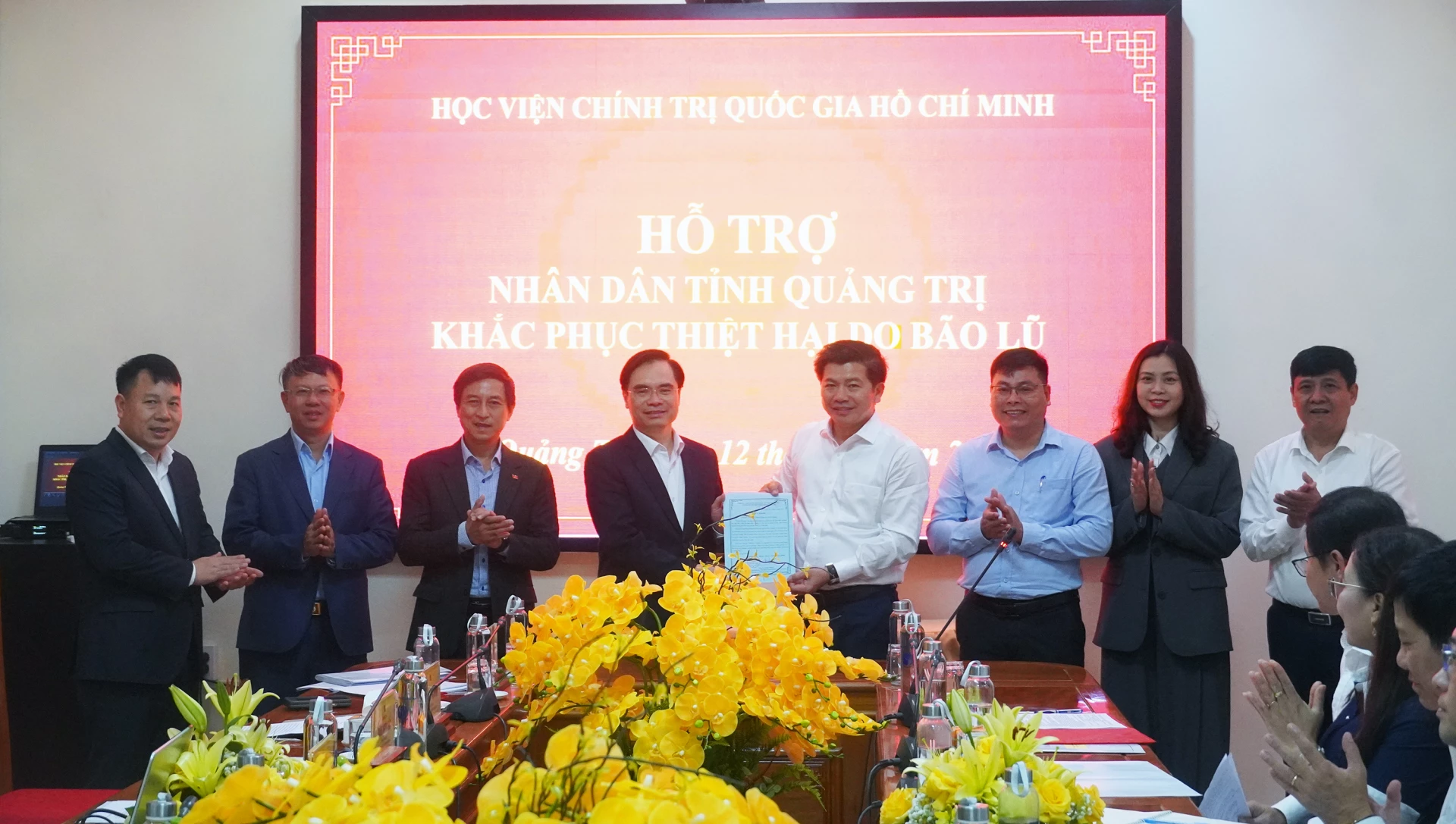 PGS.TS Dương Trung Ý, Phó Giám đốc Học viện Chính trị Quốc gia Hồ Chí Minh và các thành viên đoàn công tác trao quà hỗ trợ Nhân dân tỉnh Quảng Trị bị ảnh hưởng bão lụt - Ảnh: N.M