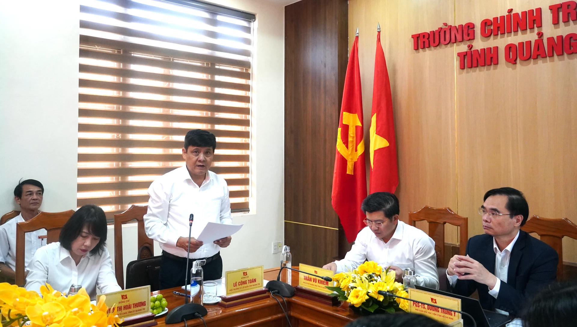 Đồng chí Lê Công Toán, Tỉnh ủy viên, Hiệu trưởng Trường Chính trị Lê Duẩn báo cáo kết quả thực hiện tiêu chí Trường Chính trị đạt chuẩn mức 1 - Ảnh: N.M