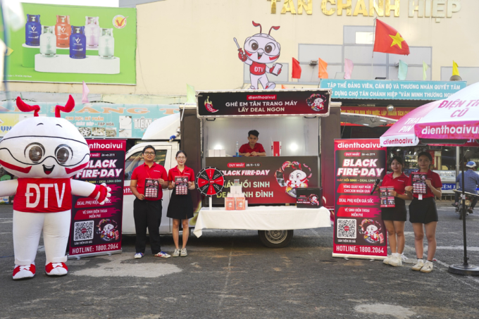 Trạm công nghệ lưu động Điện Thoại Vui tại Hà Nội và TP HCM dịp Black Friday 1 Nhân viên Điện Thoại Vui sẵn sàng phục vụ khách hàng dịp Black Friday. Ảnh: Điện Thoại Vui