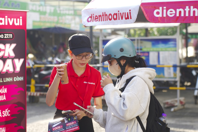 Trạm công nghệ lưu động Điện Thoại Vui tại Hà Nội và TP HCM dịp Black Friday 3 Khách hàng được tư vấn tại trạm công nghệ lưu động. Ảnh: Điện Thoại Vui
