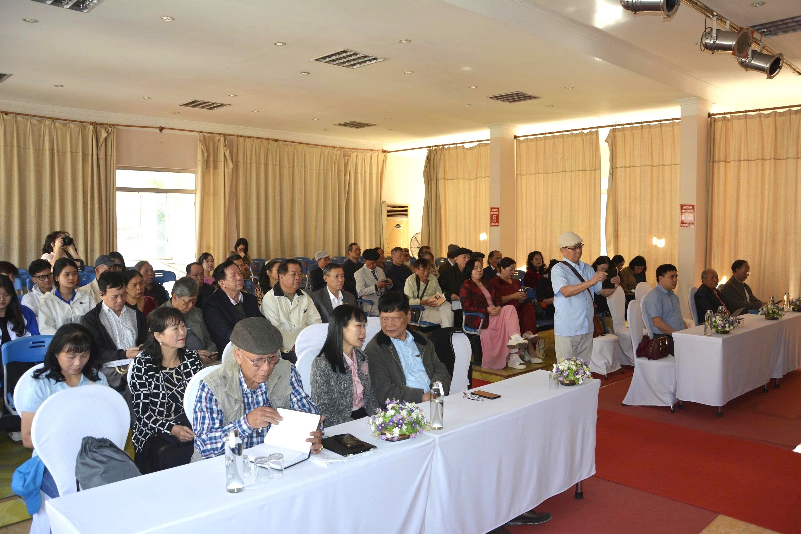 Văn học - Nghệ thuật Quảng Ninh : Từ lý luận phê bình đến trách nhiệm với di sản 6 du-hop2-1764173841.jpg