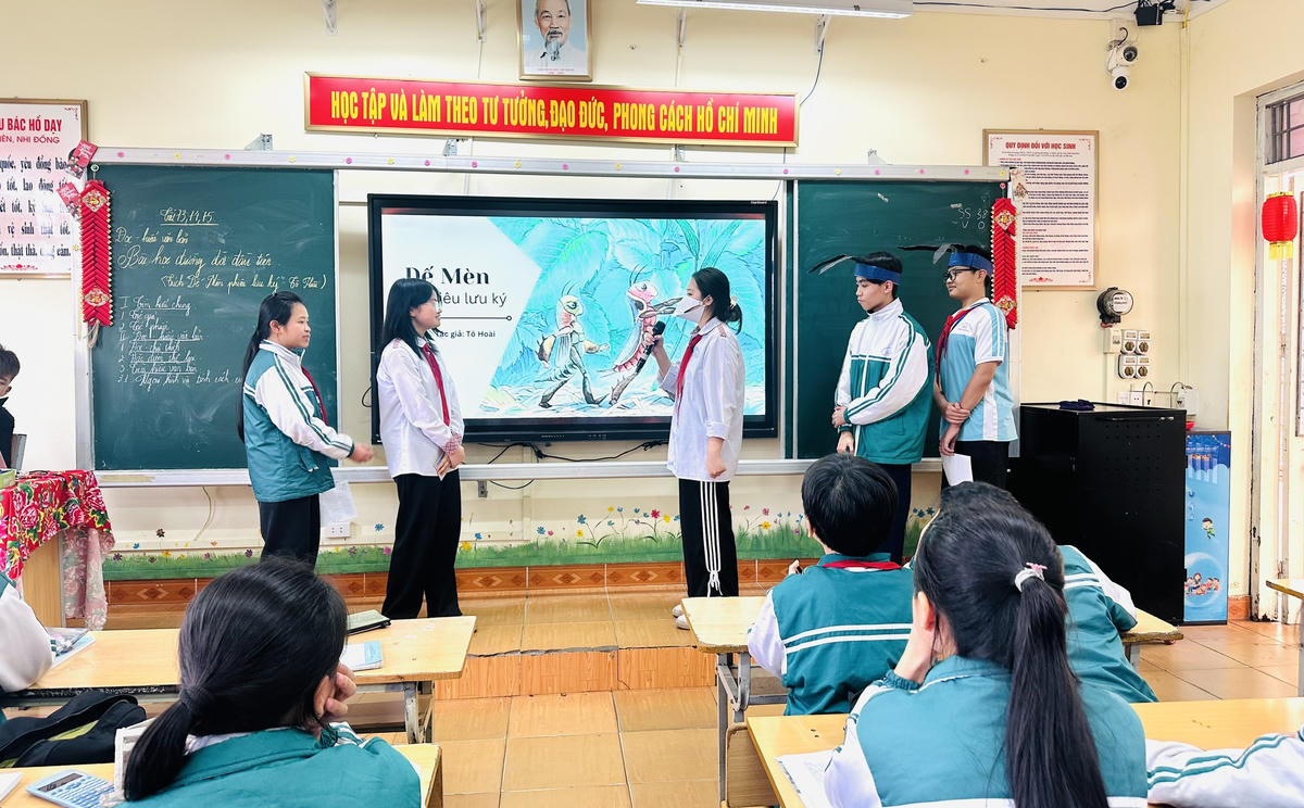 Tiên phong ứng dụng trí tuệ nhân tạo trong giảng dạy 2 Học sinh hứng thú với tiết học Ngữ văn có sử dụng AI trong việc dựng video minh họa bài giảng. Ảnh: Minh Hằng.