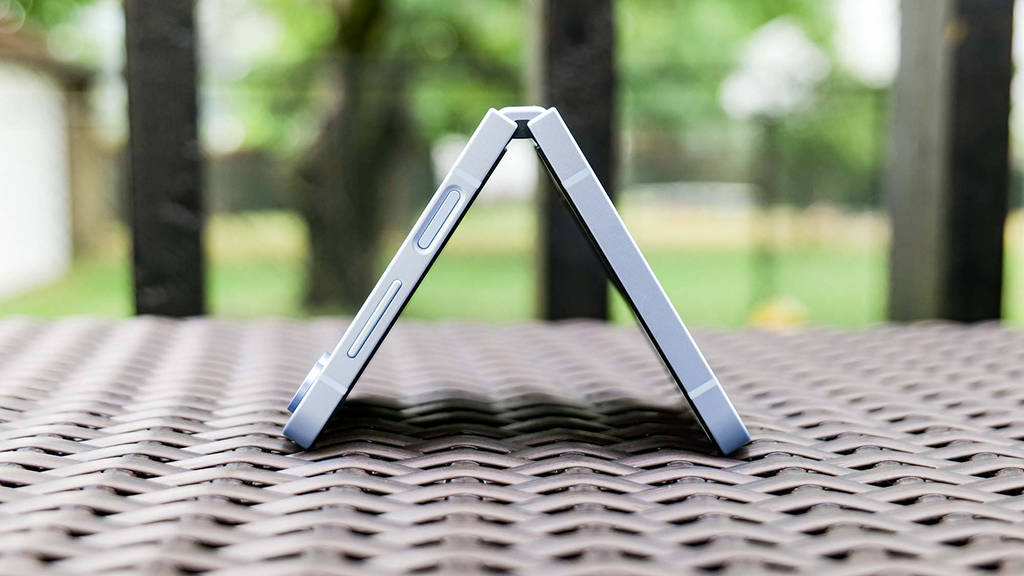 Những điều cần cân nhắc khi chọn mua giữa điện thoại nắp gập và điện thoại dạng thanh truyền thống nhỏ gọn 5 flip_005.jpg (358 KB)